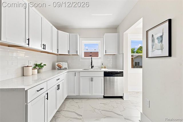 26657 Parkington Street, Roseville, MI 48066