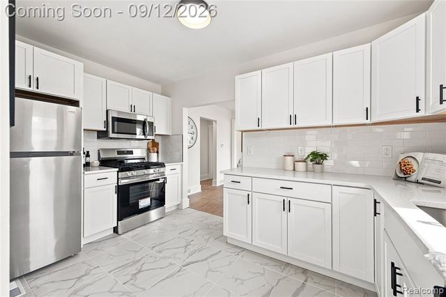 26657 Parkington Street, Roseville, MI 48066