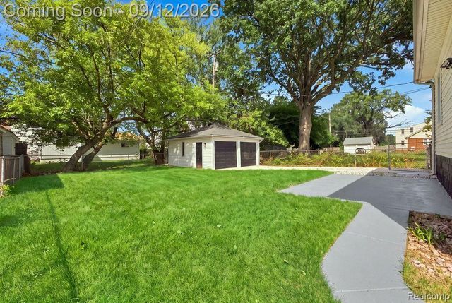 26657 Parkington Street, Roseville, MI 48066