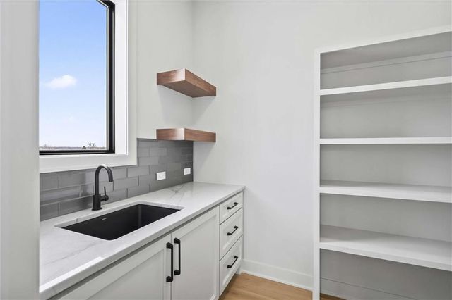 3244 W 133rd Terrace, Leawood, KS 66209