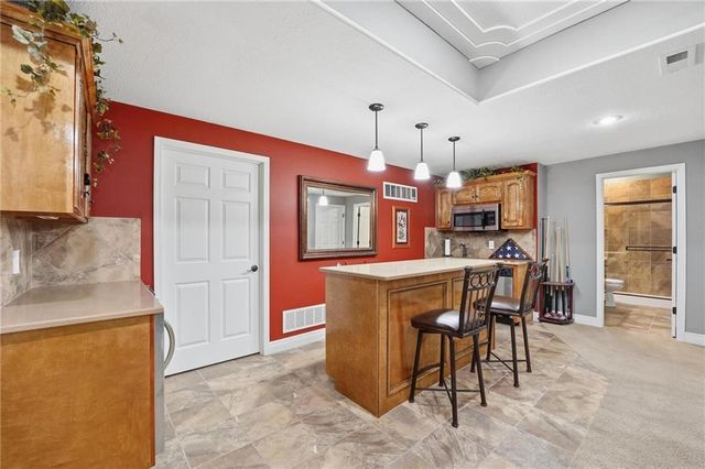 707 NE Sundance Trail, Lee's Summit, MO 64086