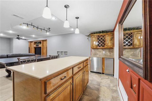 707 NE Sundance Trail, Lee's Summit, MO 64086