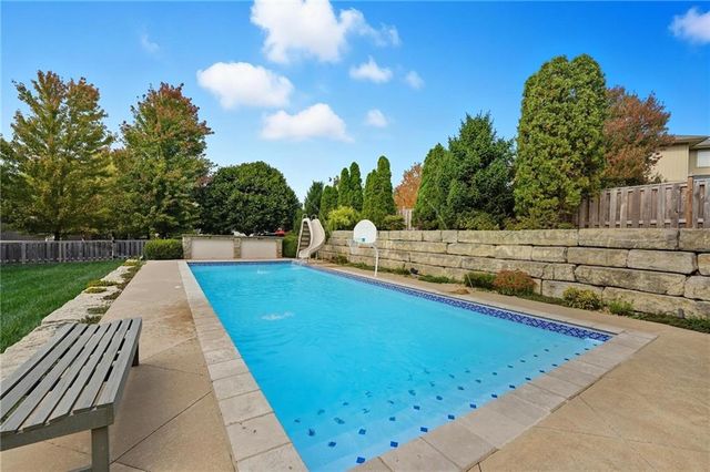 707 NE Sundance Trail, Lee's Summit, MO 64086