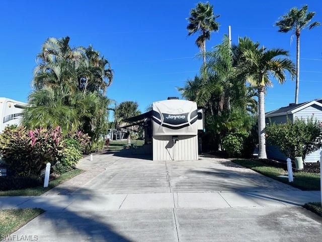 1687 Diamond Lake CIR, Naples, FL 34114