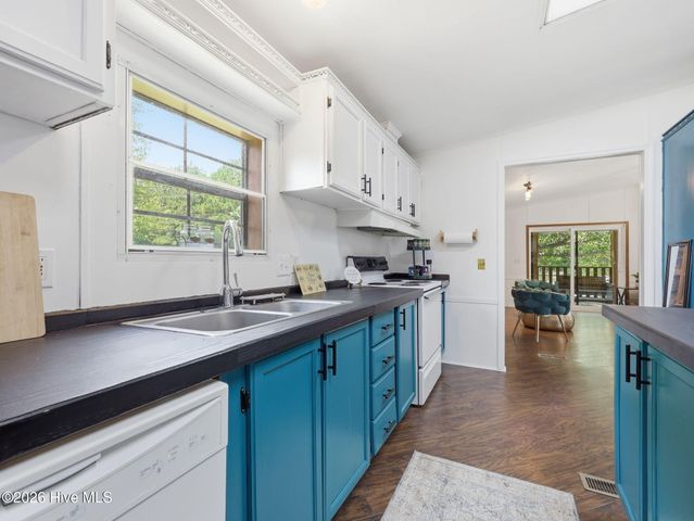 100 Maplecrest Way, Sneads Ferry, NC 28460