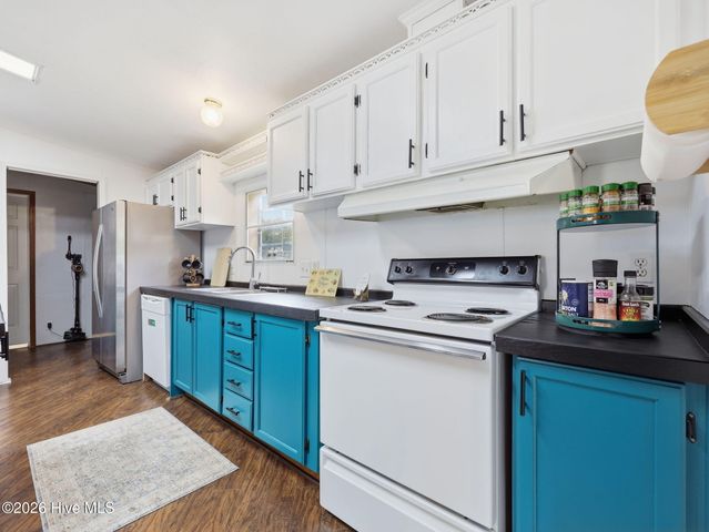 100 Maplecrest Way, Sneads Ferry, NC 28460
