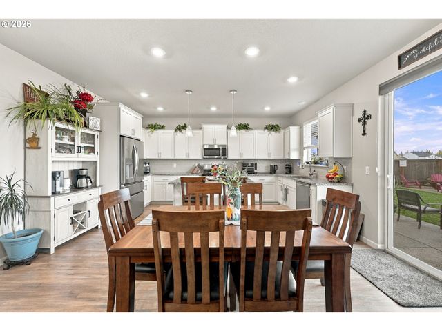 1746 N HYSSOP St, Canby, OR 97013