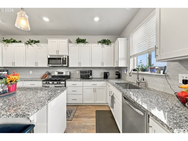 1746 N HYSSOP St, Canby, OR 97013