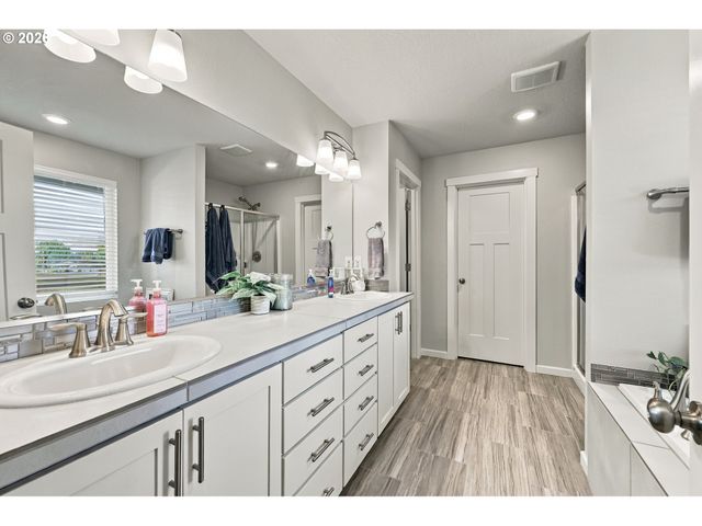 1746 N HYSSOP St, Canby, OR 97013