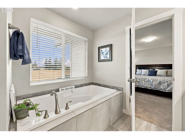 1746 N HYSSOP St, Canby, OR 97013
