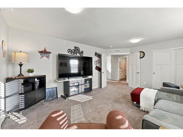 1746 N HYSSOP St, Canby, OR 97013