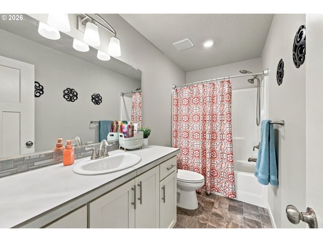 1746 N HYSSOP St, Canby, OR 97013