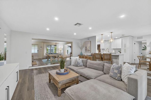 903 SW 28th Avenue, Boynton Beach, FL 33435