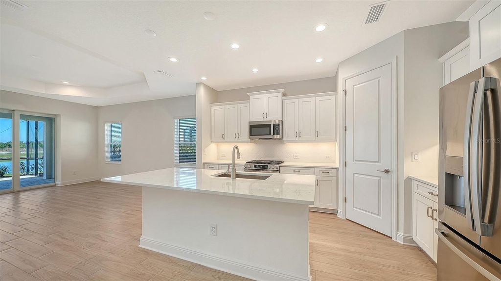 Image 8 of property listing at 2114 SYLVESTER PALM LANE, Bradenton, FL 34212