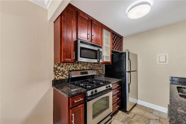700 E 8TH Street 14D, Kansas City, MO 64106