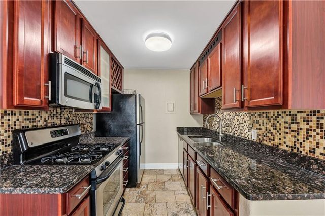 700 E 8TH Street 14D, Kansas City, MO 64106
