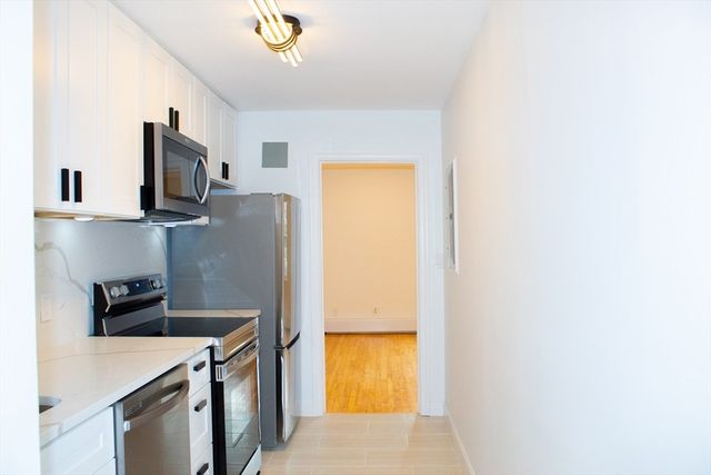 33 Hammond Pond Pkwy 2, Newton, MA 02467