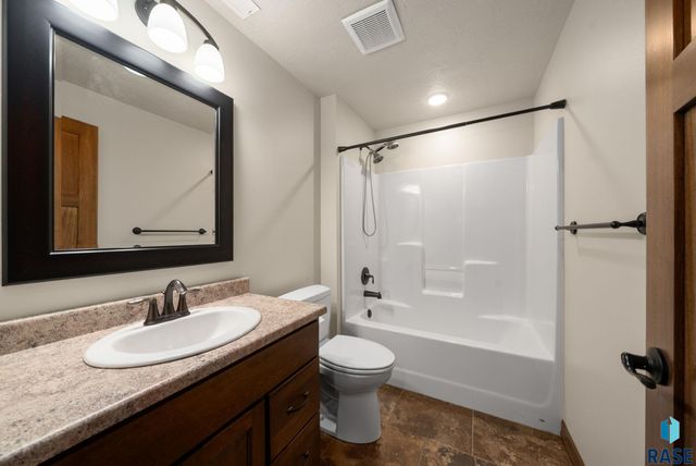 5915 W Yukon Trl Trail, Sioux Falls, SD 57107