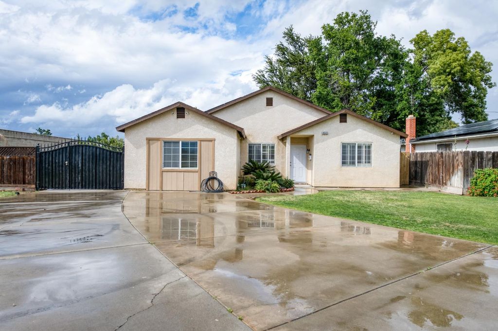 Image 1 of property listing at 4527 E Cortland Avenue, Fresno, CA 93726