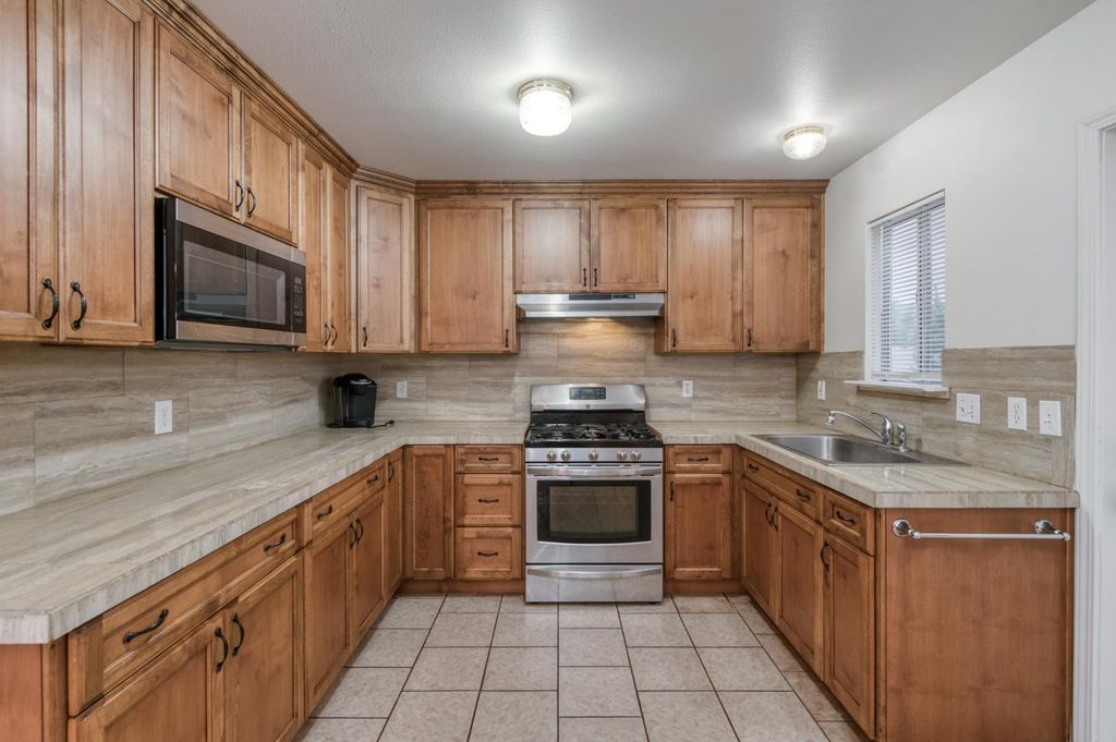 Image 10 of property listing at 4527 E Cortland Avenue, Fresno, CA 93726