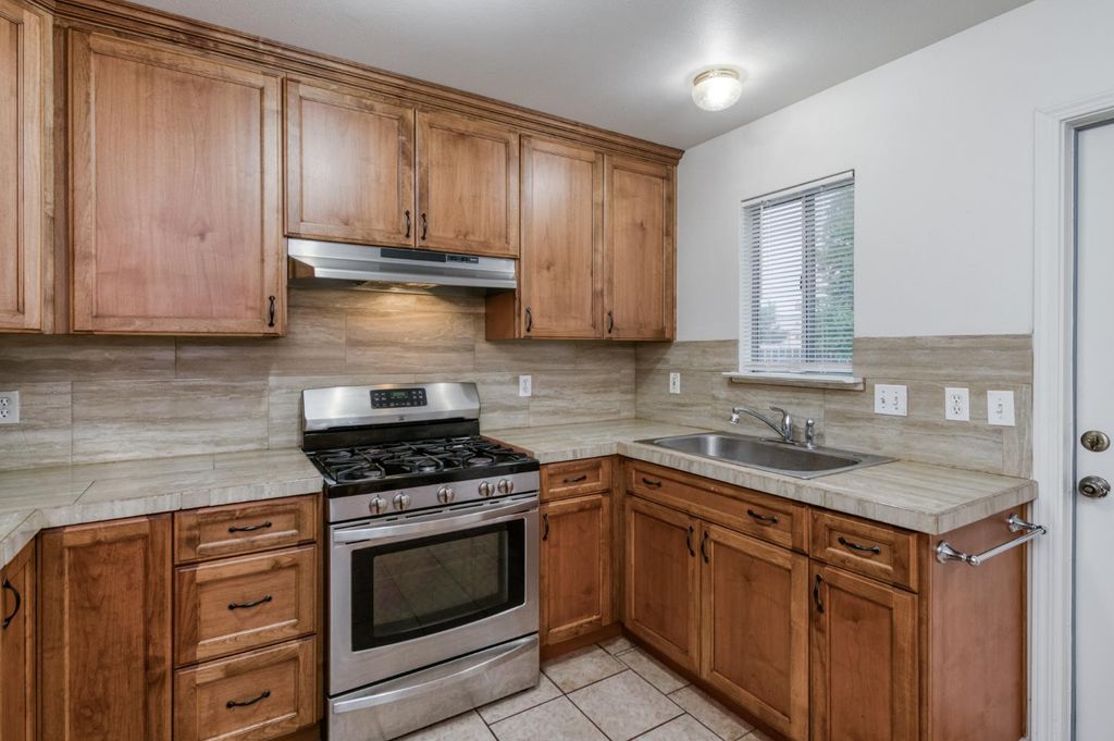 Image 11 of property listing at 4527 E Cortland Avenue, Fresno, CA 93726