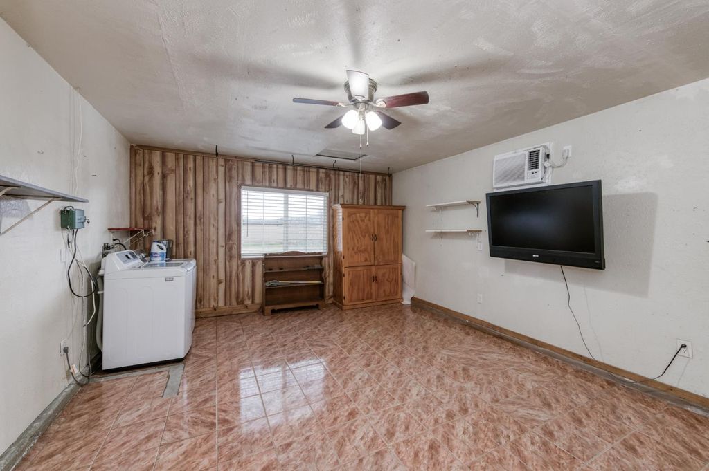 Image 12 of property listing at 4527 E Cortland Avenue, Fresno, CA 93726