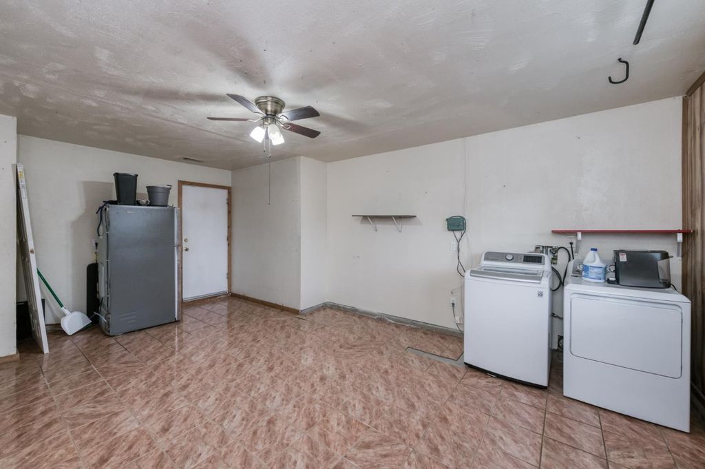 Image 13 of property listing at 4527 E Cortland Avenue, Fresno, CA 93726