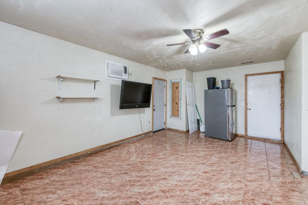 Image 14 of property listing at 4527 E Cortland Avenue, Fresno, CA 93726