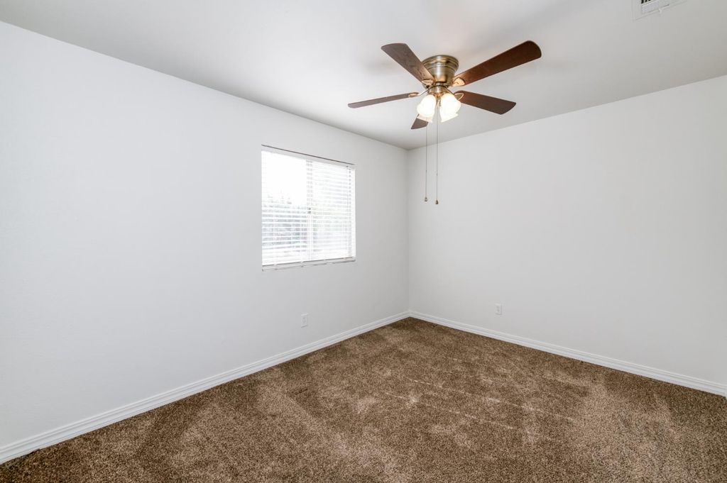 Image 15 of property listing at 4527 E Cortland Avenue, Fresno, CA 93726