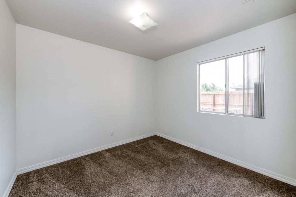 Image 16 of property listing at 4527 E Cortland Avenue, Fresno, CA 93726