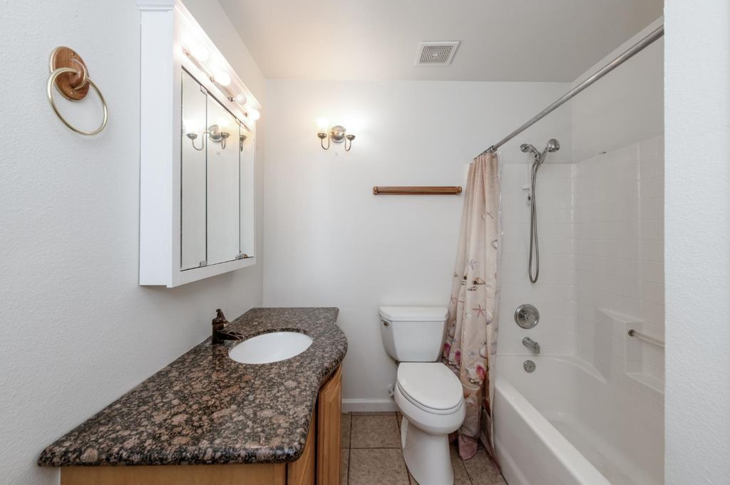 Image 17 of property listing at 4527 E Cortland Avenue, Fresno, CA 93726