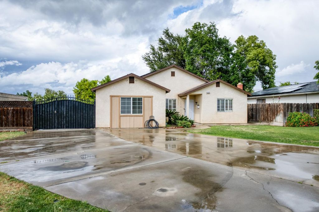 Image 2 of property listing at 4527 E Cortland Avenue, Fresno, CA 93726