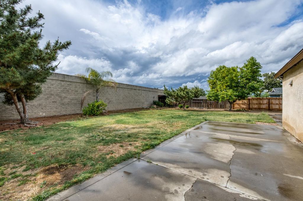 Image 21 of property listing at 4527 E Cortland Avenue, Fresno, CA 93726