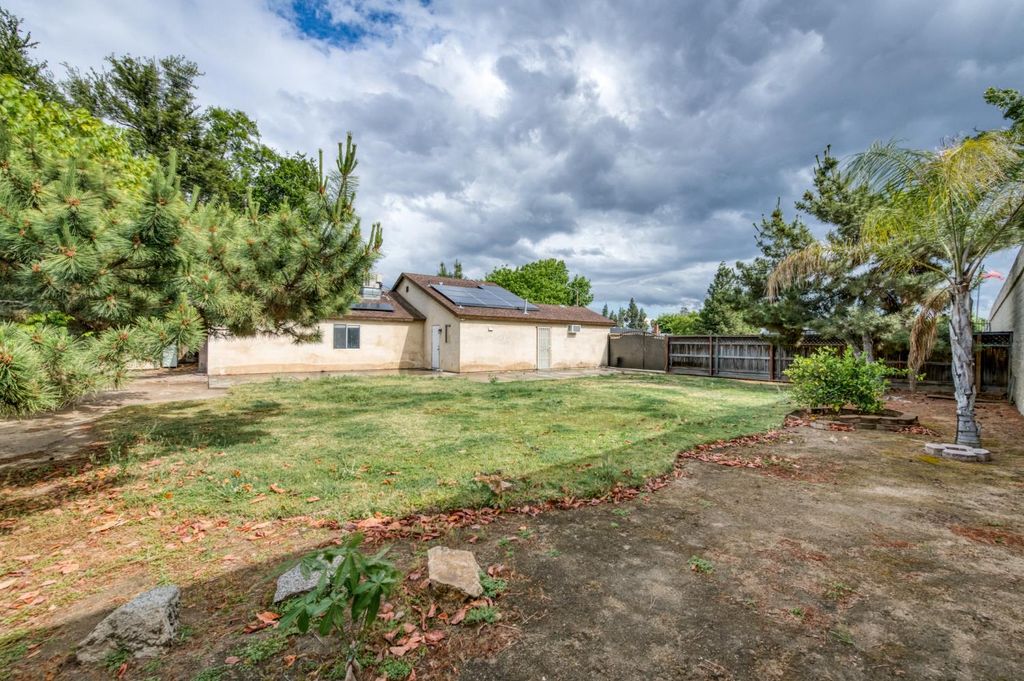 Image 24 of property listing at 4527 E Cortland Avenue, Fresno, CA 93726