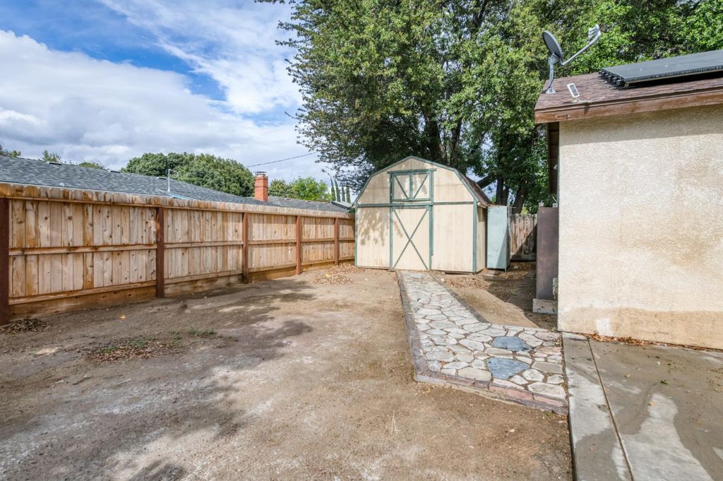Image 25 of property listing at 4527 E Cortland Avenue, Fresno, CA 93726
