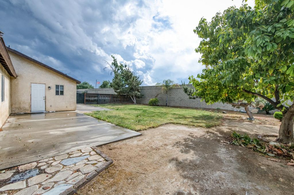 Image 26 of property listing at 4527 E Cortland Avenue, Fresno, CA 93726
