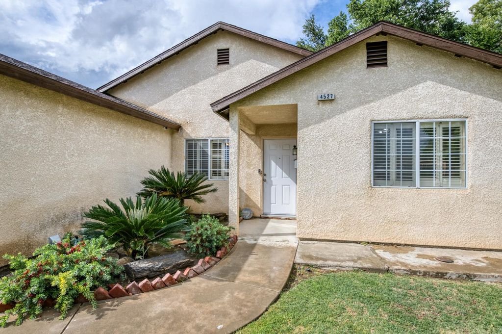 Image 27 of property listing at 4527 E Cortland Avenue, Fresno, CA 93726