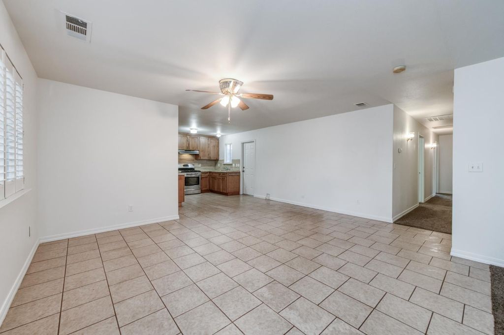 Image 3 of property listing at 4527 E Cortland Avenue, Fresno, CA 93726