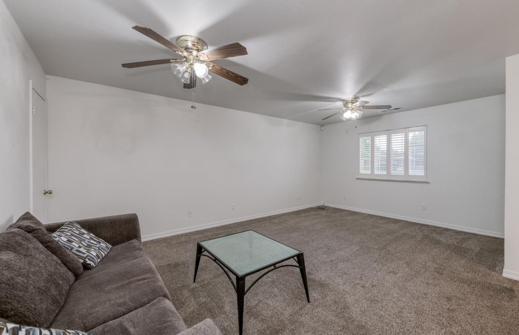 Image 6 of property listing at 4527 E Cortland Avenue, Fresno, CA 93726