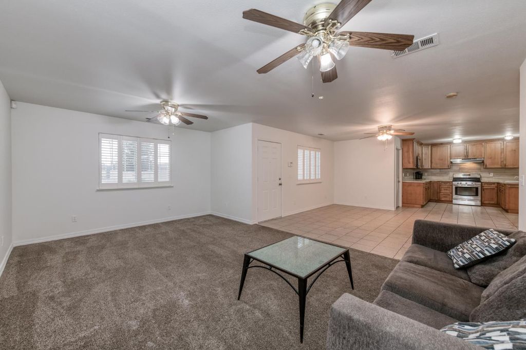 Image 7 of property listing at 4527 E Cortland Avenue, Fresno, CA 93726