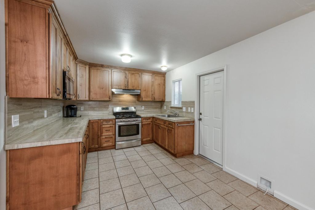 Image 8 of property listing at 4527 E Cortland Avenue, Fresno, CA 93726