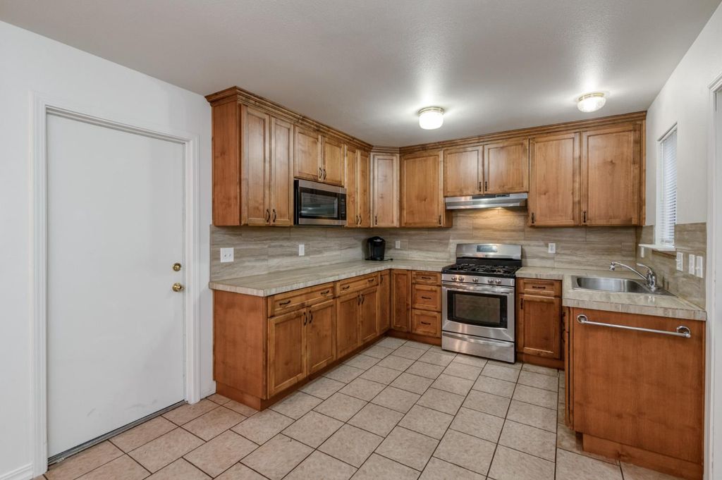 Image 9 of property listing at 4527 E Cortland Avenue, Fresno, CA 93726