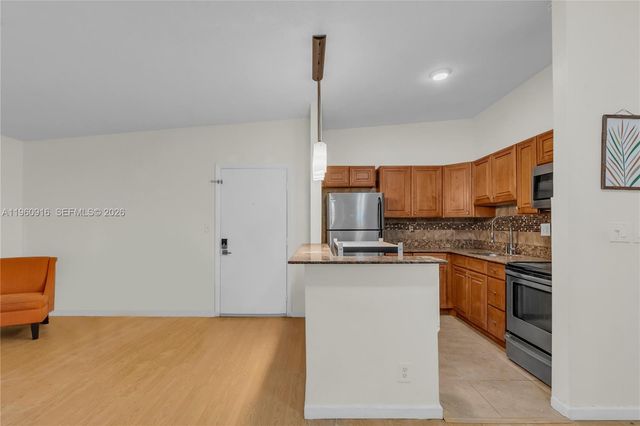 9415 W McNab Rd 204, Tamarac, FL 33321