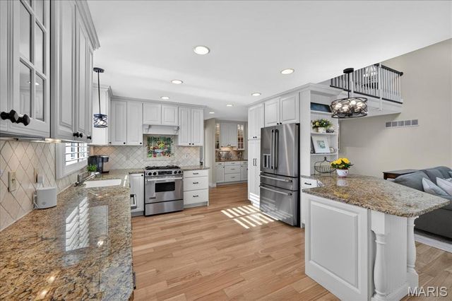 14318 Valley Meadow Court E, Chesterfield, MO 63017