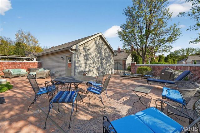 14318 Valley Meadow Court E, Chesterfield, MO 63017