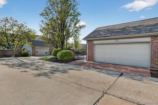 14318 Valley Meadow Court E, Chesterfield, MO 63017