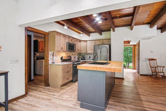 540 Roundtree Drive NE, Ada, MI 49301