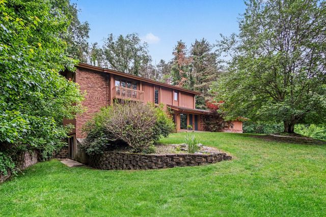 540 Roundtree Drive NE, Ada, MI 49301
