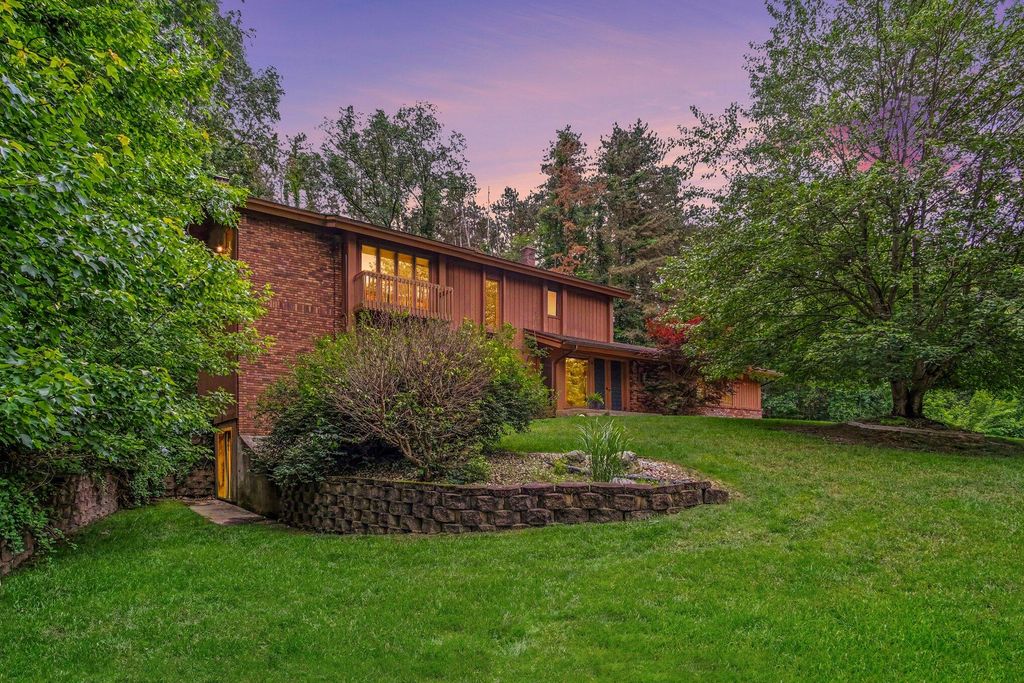540 Roundtree Drive NE, Ada, MI 49301