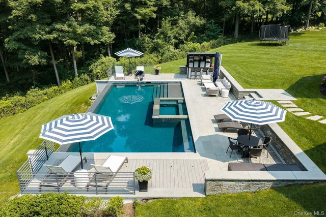 8 Seymour Place W, Armonk, NY 10504